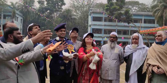 বার্ষিক ক্রীড়া প্রতিযোগিতা-2020 এ অতিথিবৃন্দের সাথে প্রধান শিক্ষেকের পায়রা উড়ানো   